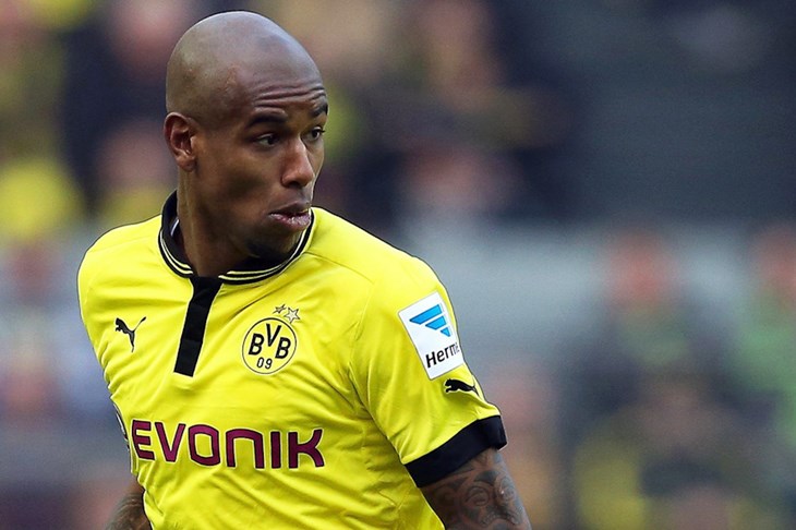 Schalke dovodi braniča Borussije Dortmund