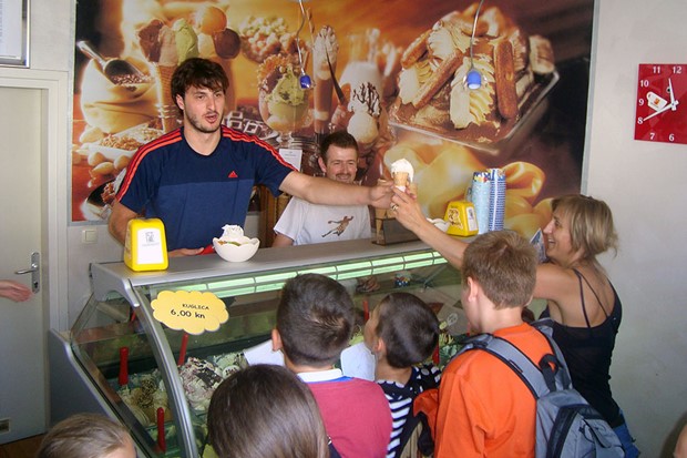 Duvnjak i Horvat najmlađim navijačima dijelili sladoled