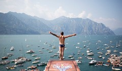 Skok slobode ispred Kipa slobode