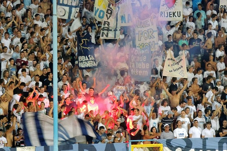 UEFA kaznila Rijeku s 40 tisuća eura zbog bengalki na utakmicama s Velšanima i Slovacima