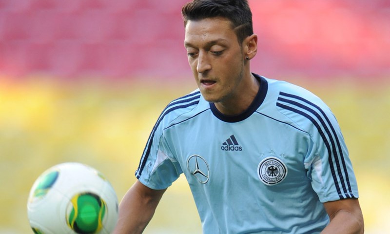 Fabregas: "Özil će uživati u Engleskoj"