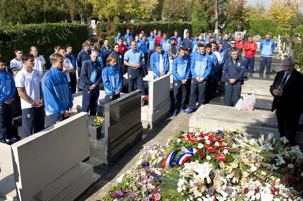 Seniorska i mlada reprezentacija posjetile grob Vlatka Markovića i Dražana Jerkovića