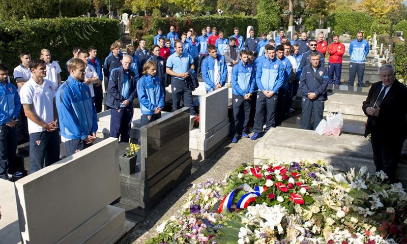 Seniorska i mlada reprezentacija posjetile grob Vlatka Markovića i Dražana Jerkovića