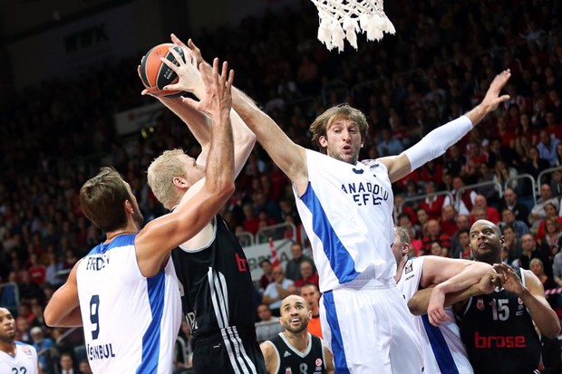 Anadolu Efes do teške pobjede protiv Usaka, vrlo dobar nastup Zorana Planinića