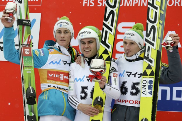 Postolje u Sapporu obojeno slovenskim bojama