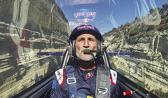 Pilotska legenda Peter Besenyei avionom kroz Korintski kanal