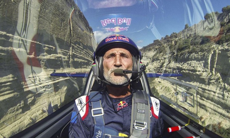 Pilotska legenda Peter Besenyei avionom kroz Korintski kanal