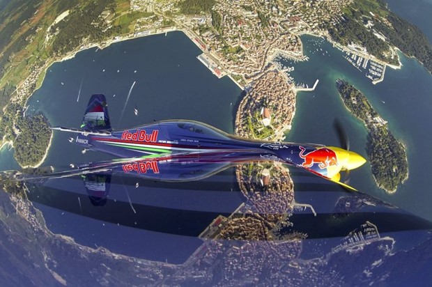 Red Bull Air Race piloti u letu iznad rovinjskog mora