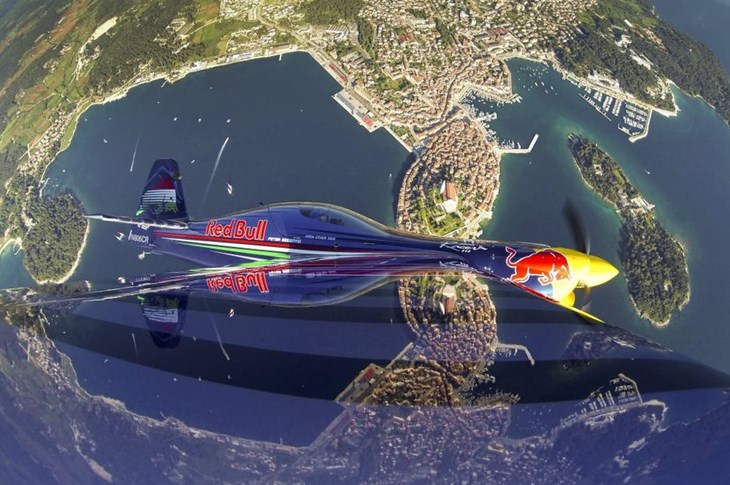 Red Bull Air Race piloti u letu iznad rovinjskog mora