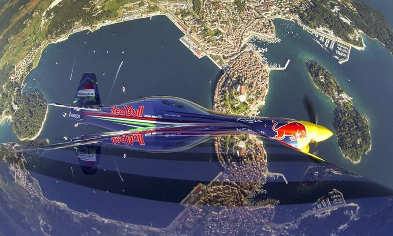 Red Bull Air Race piloti u letu iznad rovinjskog mora