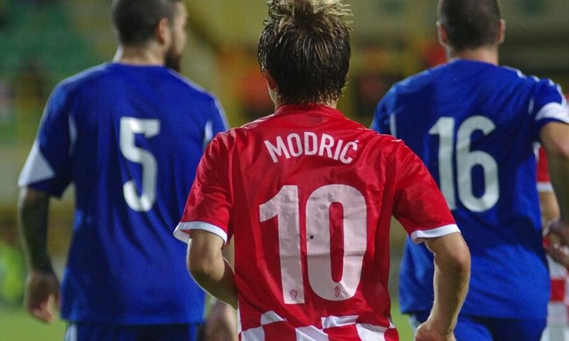 Modrić najbolji vezni igrač Primere po izboru Marce, Jelavić na operaciju koljena
