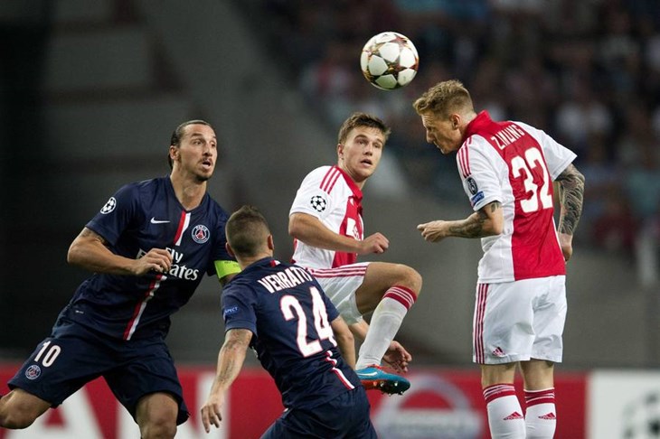 Majčin dan u Ajaxu: nogometaši s majkama izašli na teren