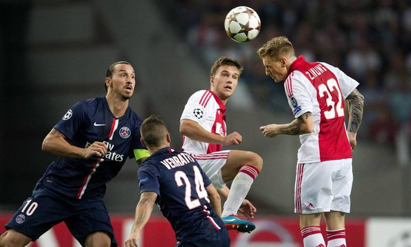 Majčin dan u Ajaxu: nogometaši s majkama izašli na teren