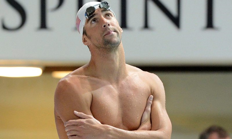 Michael Phelps nosi američku zastavu na otvaranju OI