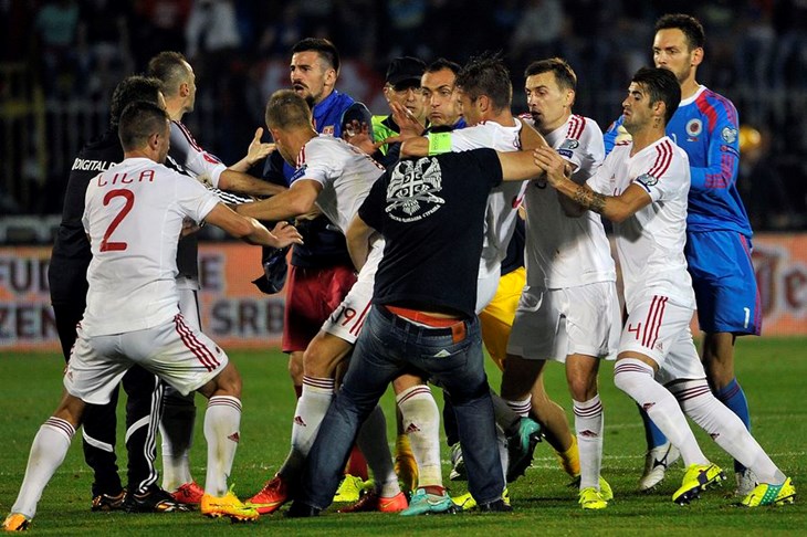Video: Prekinuta utakmica u Beogradu - navijači Albanije ubacili bespilotnu letjelicu s albanskom zastavom