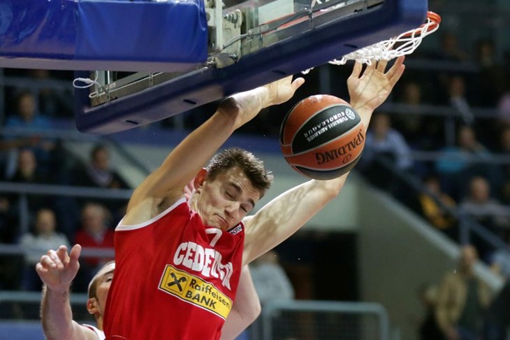 Video: Ramljakovo zakucavanje preko Hinesa u Top 10 akcija trećeg kola