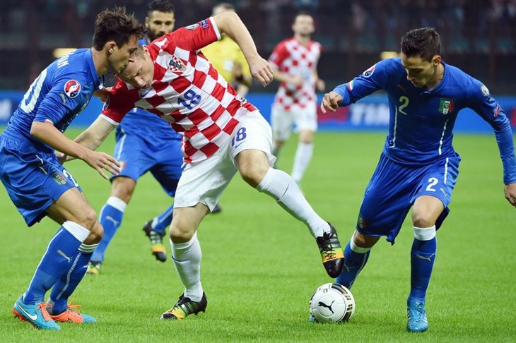 Video: Dvije tradicije nastavljene, 15-minutni prekid u režiji hrvatskih "navijača"