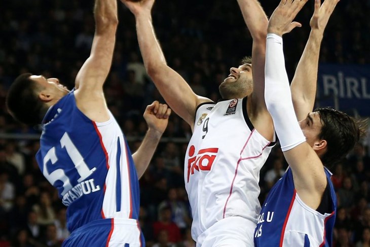 Odličan nastup Darija Šarića u teškoj pobjedi Anadolu Efesa u Ankari