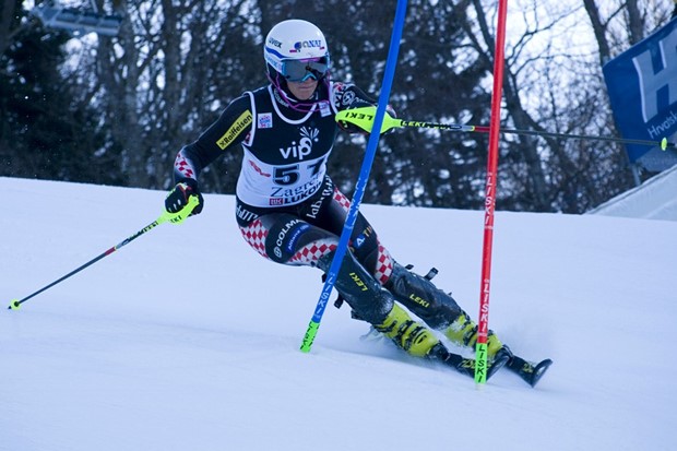 Postolje Leone Popović, Top 10 rezultat Andree Komšić u Kanadi