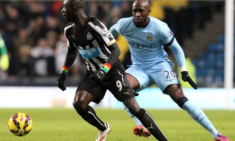 Papiss Cisse i Jonny Evans pod istragom disciplinskih tijela zbog pljuvanja
