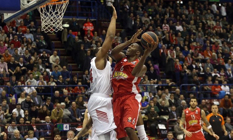 Potpuni raspad Galatasaraya, Toolson tricom srušio Anadolu Efes