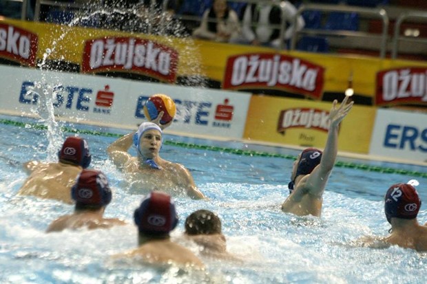 Jug poražen u Mađarskoj u posljednjim sekundama, Primorje lako s Partizanom
