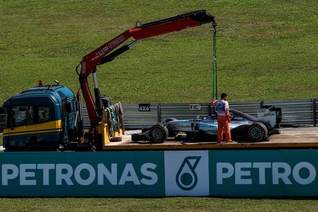 Mercedesi na vrhu, uz Hamiltonov problem s motorom i dva Räikkönenova druga mjesta