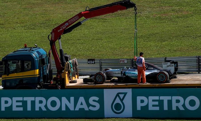 Mercedesi na vrhu, uz Hamiltonov problem s motorom i dva Räikkönenova druga mjesta