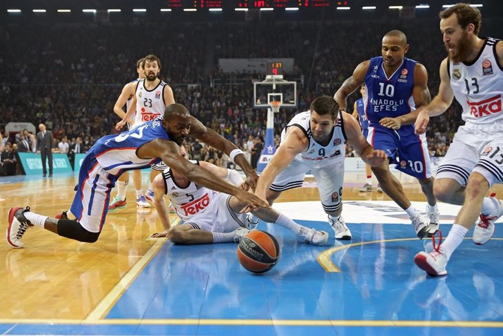 Real Madrid odnio pobjedu u derbiju i ostao sam na vrhu ljestvice