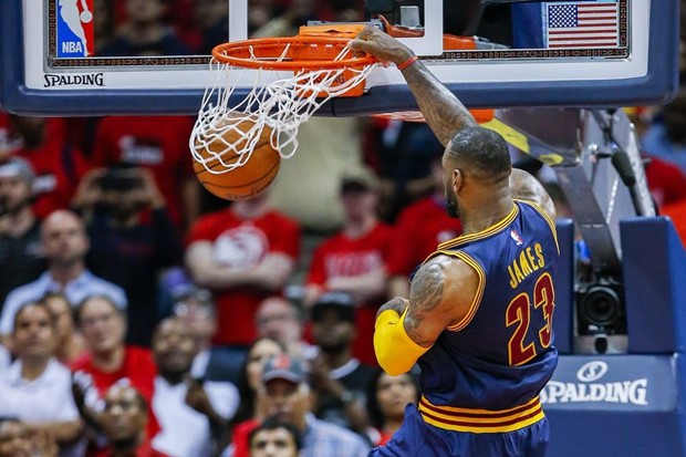 Video: LeBron James i JR Smith odveli Cavse do gostujuće pobjede u Atlanti