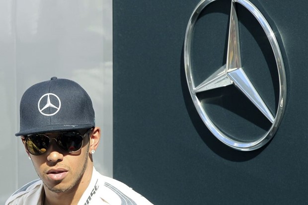 U poznatom ritmu u Monte Carlu, Hamiltonu pole-position, Rosberg odmah do njega