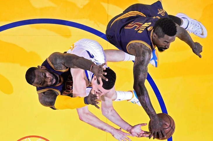 Klay Thompson pogađa i sa sredine terena vozeći bicikl