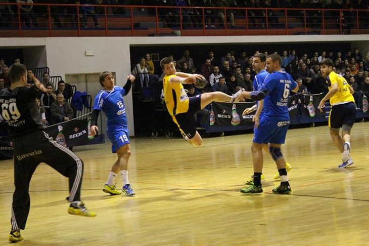 Hrvatski rukometaš brutalno pretučen u Skoplju, trenutno se bori za život