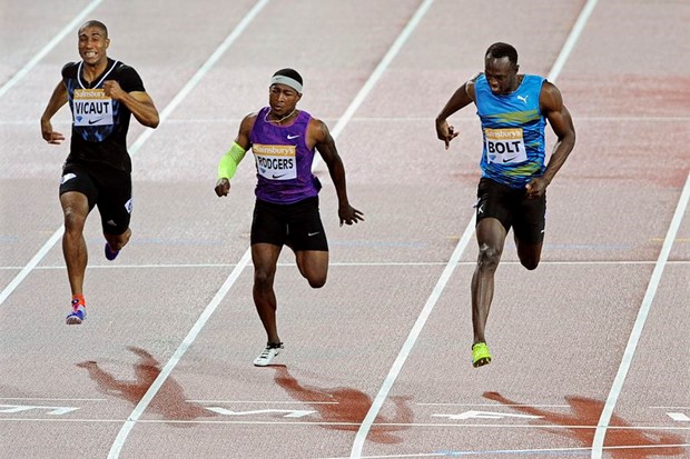 Boltu pobjeda na 100 metara, Farahu vrijeme sezone na 3000 metara