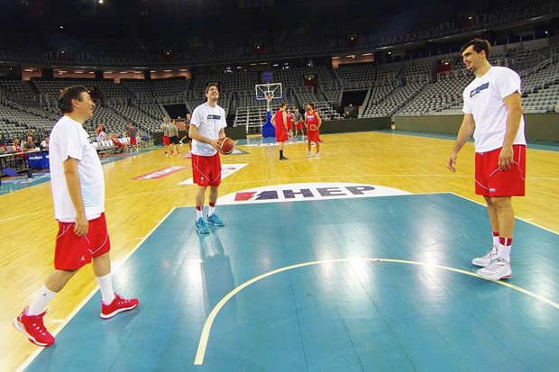 Damjan Rudež i Dario Šarić u nesvakidašnjem sparingu s ministrom Mornarom