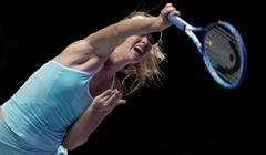 Šarapova povukla Radwansku u polufinale, Pennetta završila karijeru