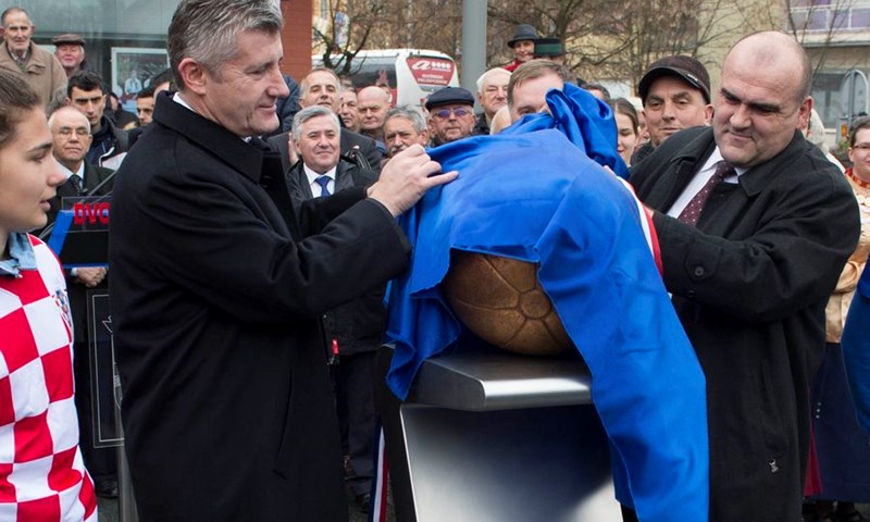 U Županji otkriven spomenik prvoj nogometnoj lopti