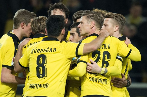 VIDEO: Schalke poražen, Borussia Dortmund s igračem više zabila četiri pogotka