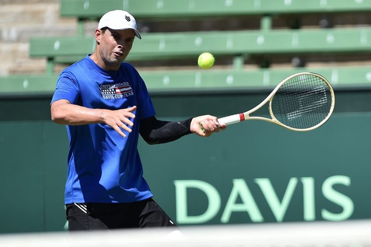 Bob i Mike Bryan u pet setova svladali Hewitta i Peersa za vodstvo Amerikanaca