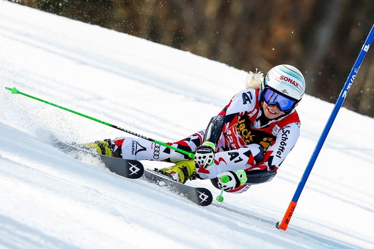 Eva Maria Brem u vodstvu nakon prve vožnje veleslaloma u Jasni