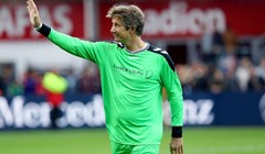 Edwin van der Sar nakon pet godina ponovno na terenu