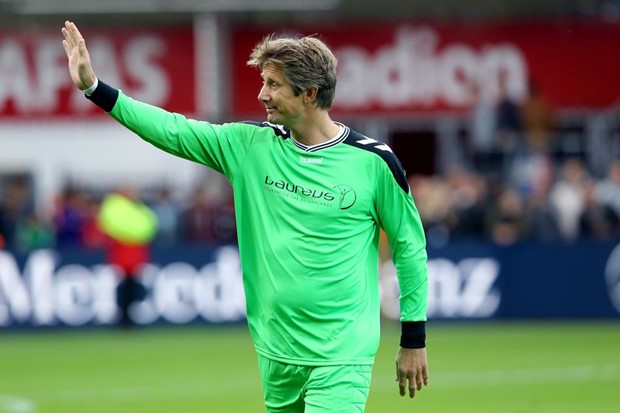 Edwin van der Sar nakon pet godina ponovno na terenu