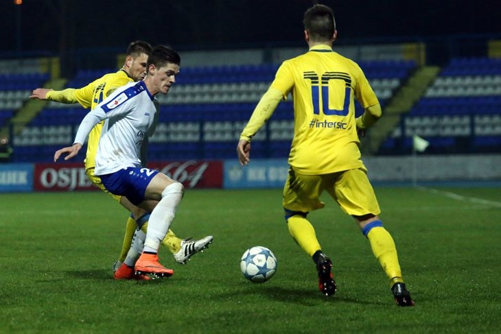 Osijek ranim pogotkom do pobjede protiv Intera, gosti završili susret s desetoricom