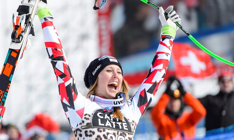 Pobjeda Cornelie Hütter, pad Lindsey Vonn u Lake Louiseu