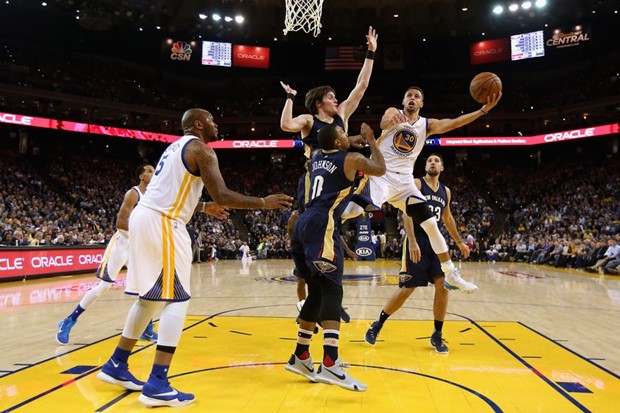 VIDEO: 27 poena Stepha Curryja na 28. rođendan, Jazzeri iznenadili Cavse