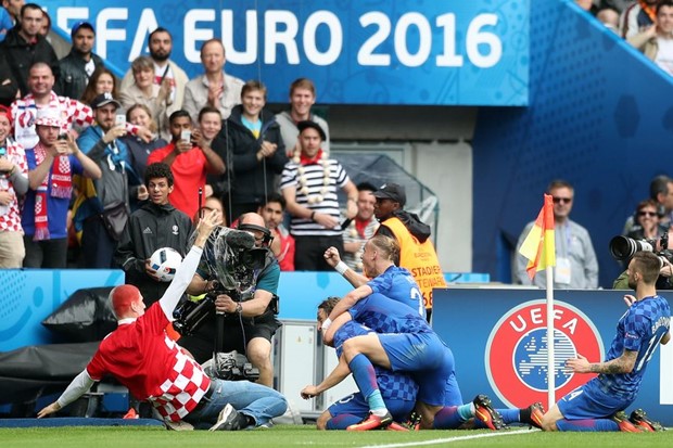 UEFA pokrenula slučaj protiv Hrvatskog nogometnog saveza zbog ulaska navijača u teren