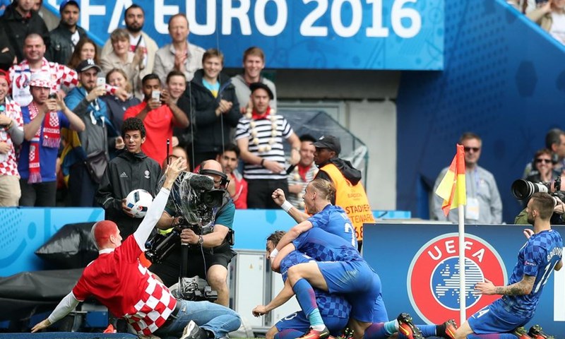 UEFA pokrenula slučaj protiv Hrvatskog nogometnog saveza zbog ulaska navijača u teren
