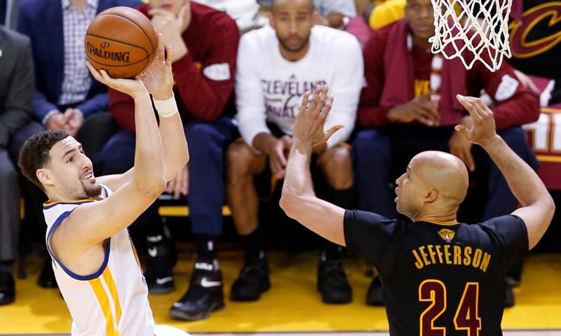 VIDEO: Cleveland Cavaliersi visoko slavili u Oaklandu i ostali u igri za naslov