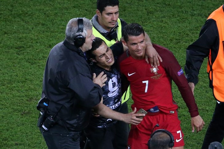 Ronaldo uzeo novinaru mikrofon iz ruke i bacio ga u vodu