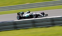 Hamilton u posljednjem krugu nakon dodira s Rosbergom do pobjede